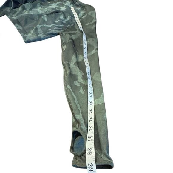 Gymshark Women’s Camo Ruched Long Sleeve Crop Top w/ Thumbholes Size Large - Picture 6 of 10